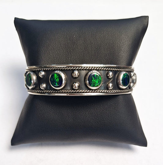 Sello de ley en el interior del brazalete con opalo en plata ley 925