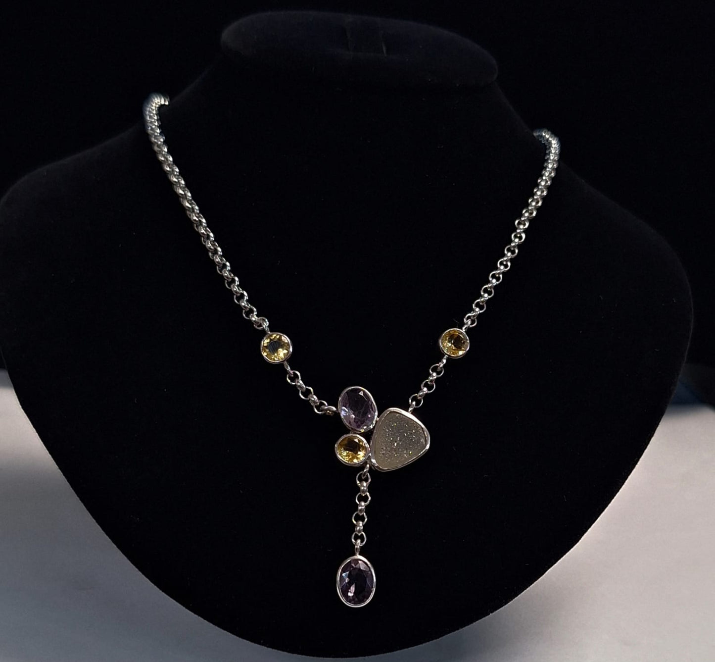 Collar con Incrustaciones de Amatista , Citrina , y Cuarzo en Plata Ley 925, sello de autenticidad Plata Ley .925