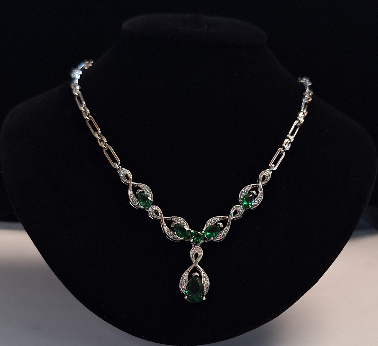 Collar con Incrustaciones de Esmeralda en Plata Ley 925, vista frontal