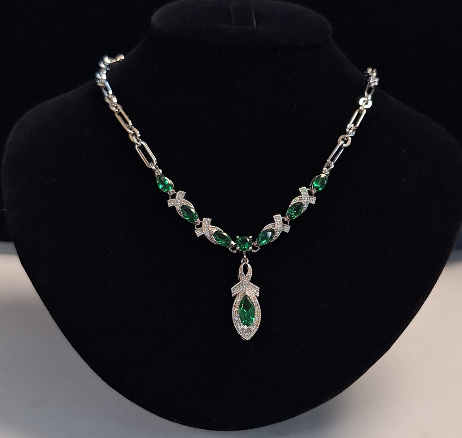 Collar con Incrustaciones de Esmeralda en Plata Ley 925, vista frontal