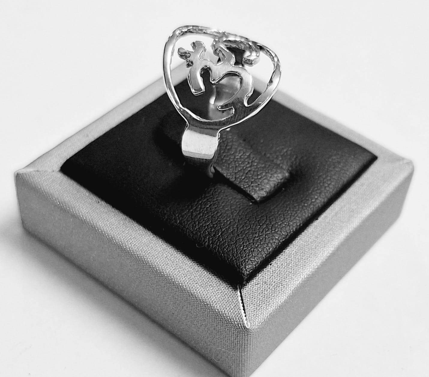 Anillo Simbolo Om en Plata Ley 925, vista frontal