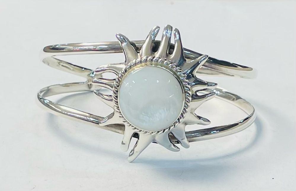 Sello de ley en el interior del brazalete en plata ley 925