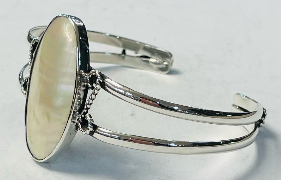 Brazalete con Concha Madre Perla en Plata Ley 925, vista frontal