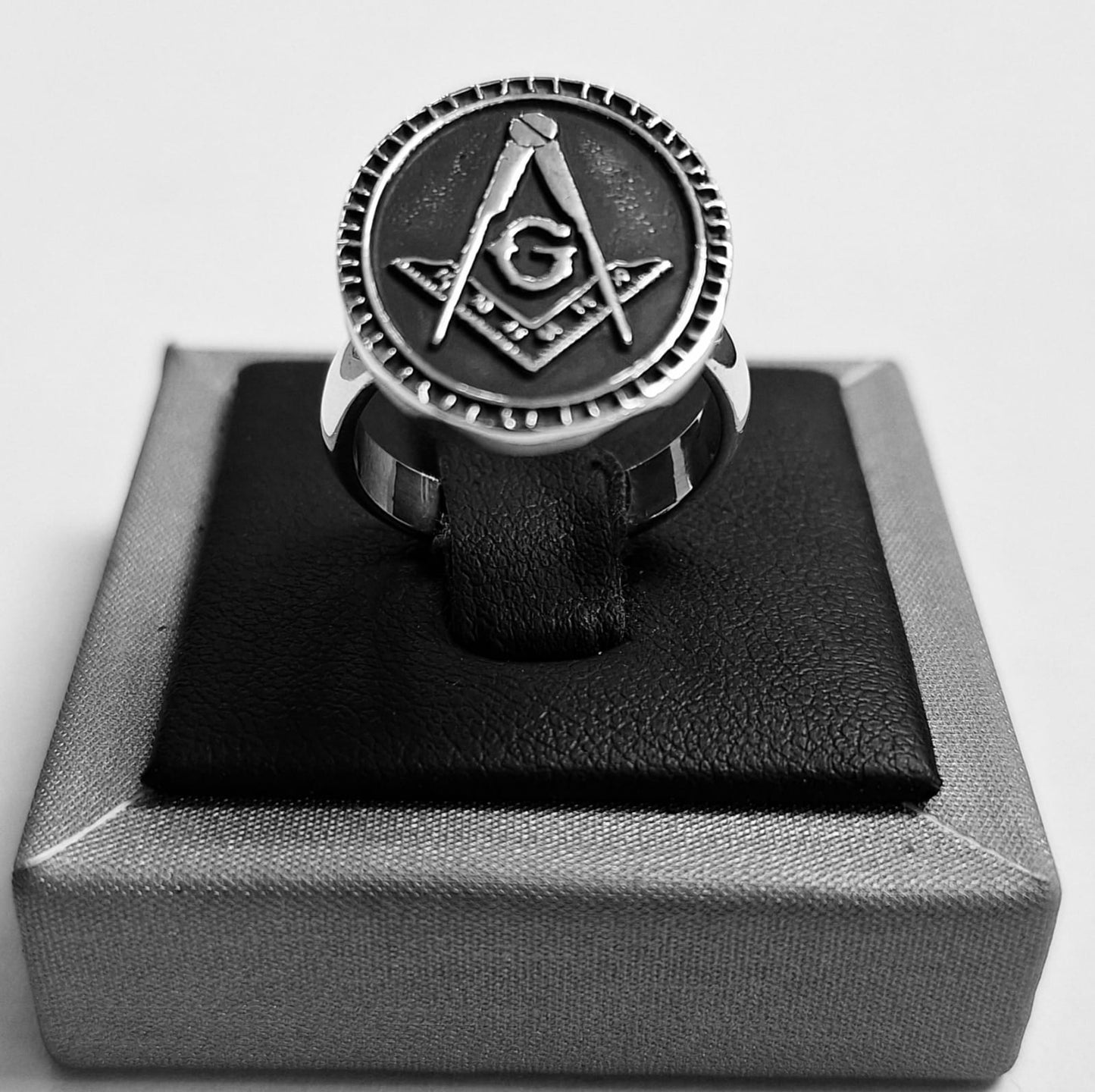 Sello de ley en el interior del anillo emblema masónico en plata ley 950