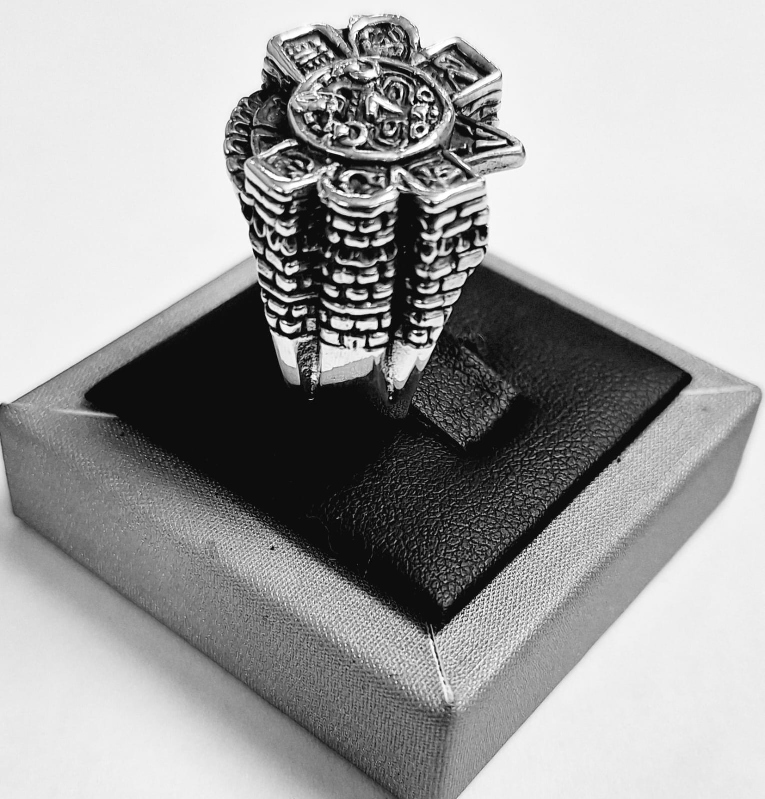 Anilo Sol Azteca en Plata Ley 925, vista frontal
