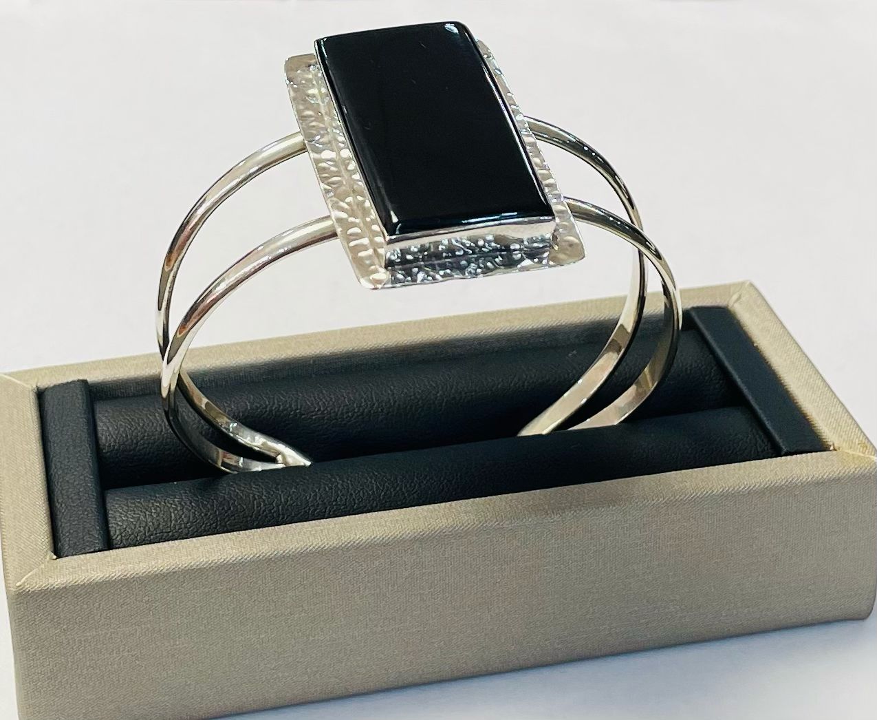 Brazalete en Plata Ley 925 con Obsidiana, vista frontal