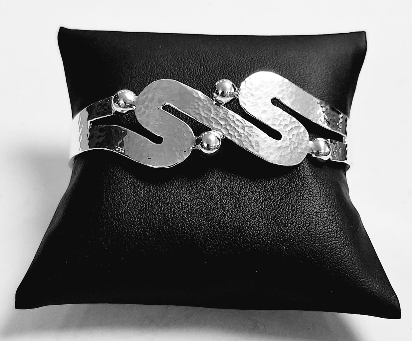 Sello de ley en el interior del brazalete martillado en plata ley 950