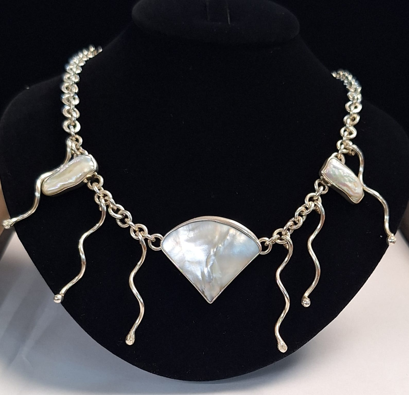Collar con Incrustaciones de Cabujón de Nácar en Plata Ley 925, vista frontal
