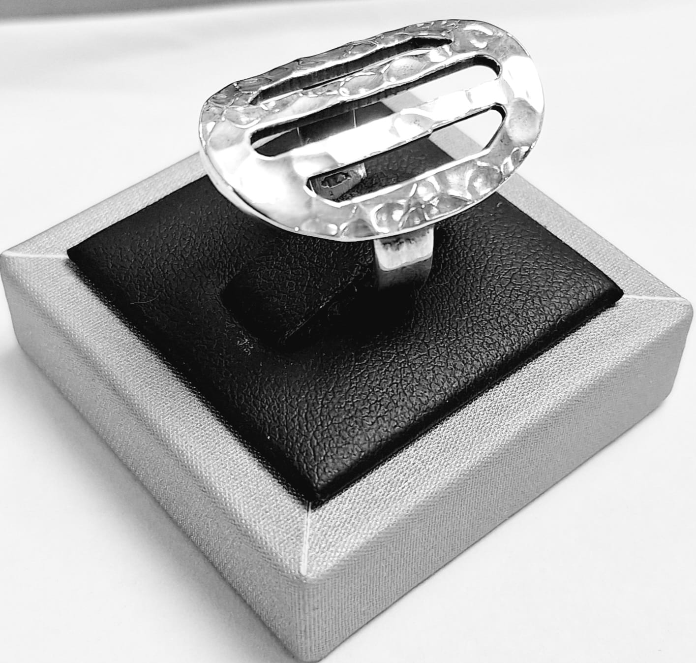 Anillo Martillado Plata Ley 925, vista frontal