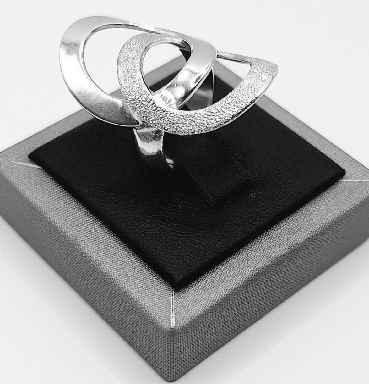 Anillo Diamantada Plata Ley 925, sello de autenticidad Plata Ley .925