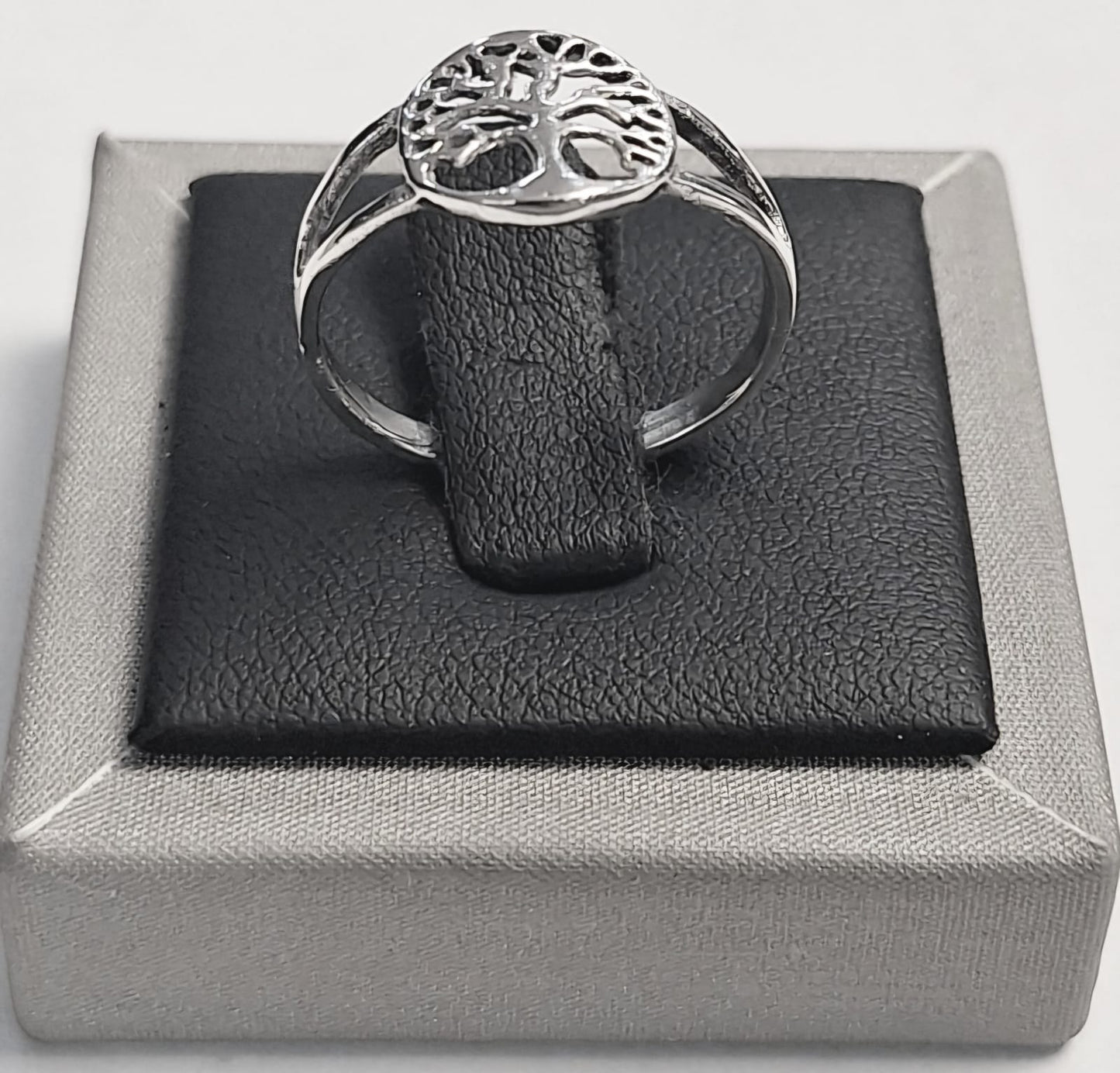 Sello de ley en el interior del anillo arbol de la vida en plata ley 925
