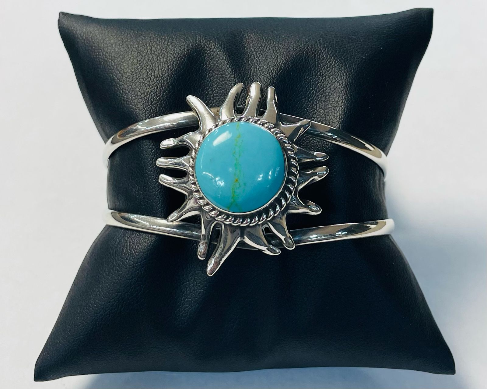 Brazalete con Turquesa en Plata Ley 925, sello de autenticidad Plata Ley .925
