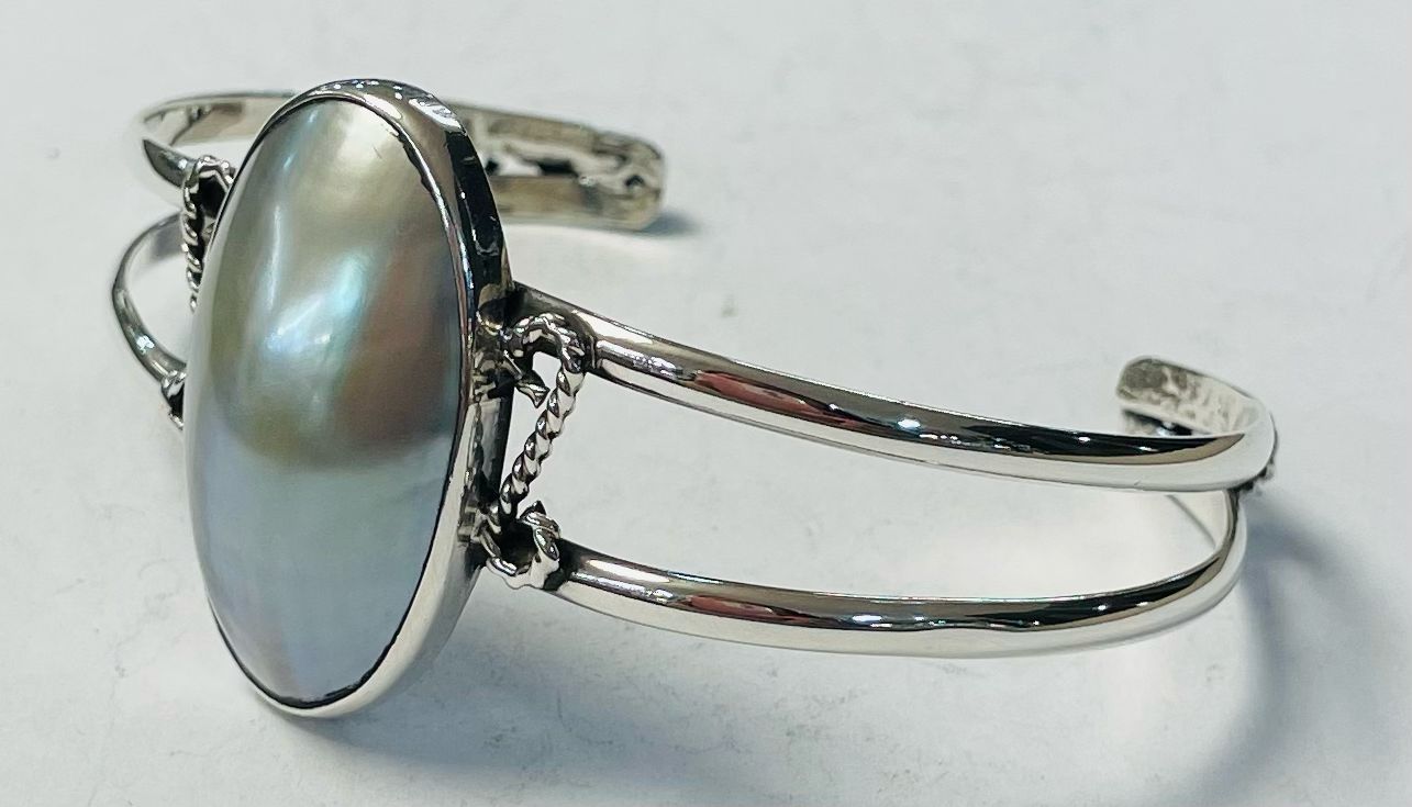 Brazalete con Concha Madre Perla en Plata Ley 925, vista frontal