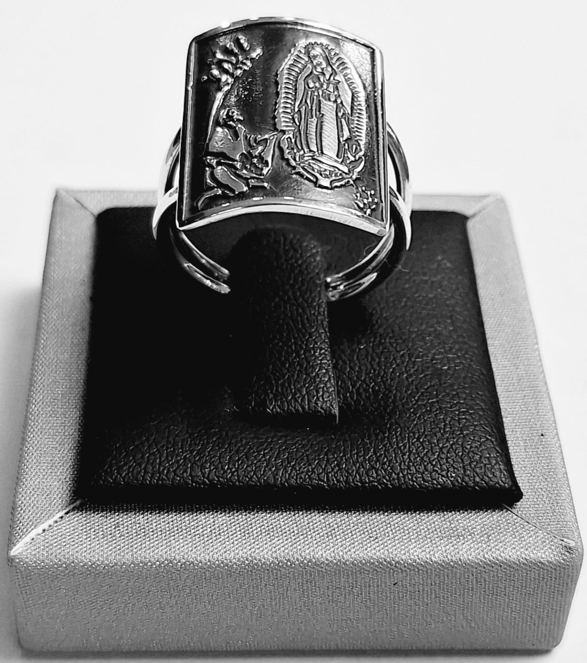 Sello de ley en el interior del anillo virgen de guadalupe en plata ley 925