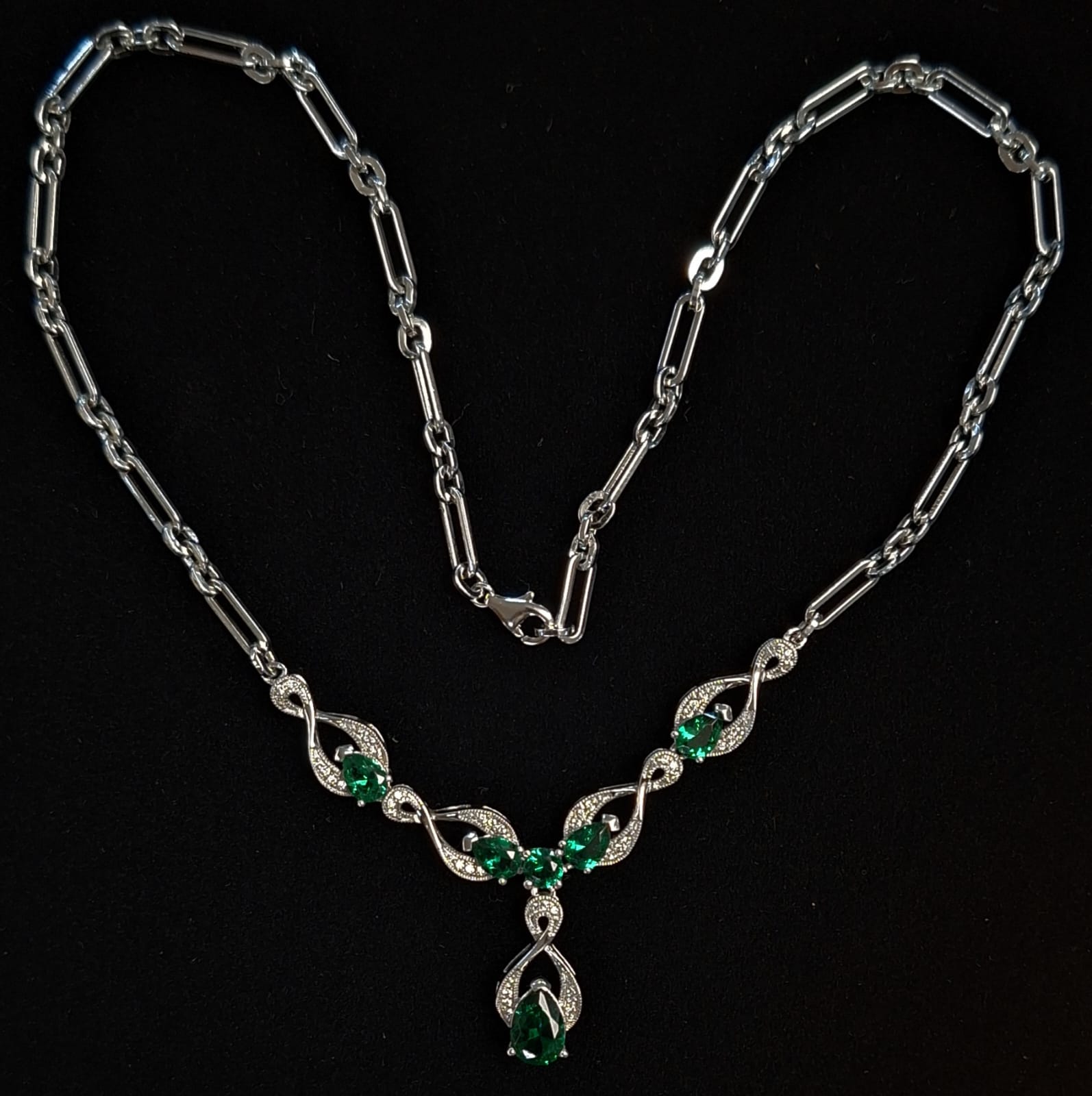 Sello de ley en el interior del collar con incrustaciones de esmeralda en plata ley 925