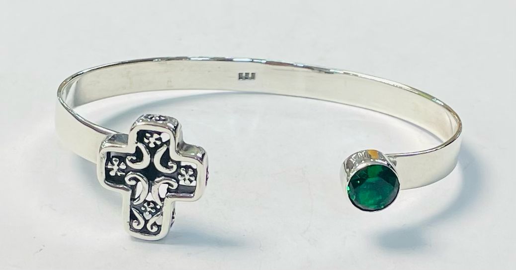 Sello de ley en el interior del brazalete en plata ley 925
