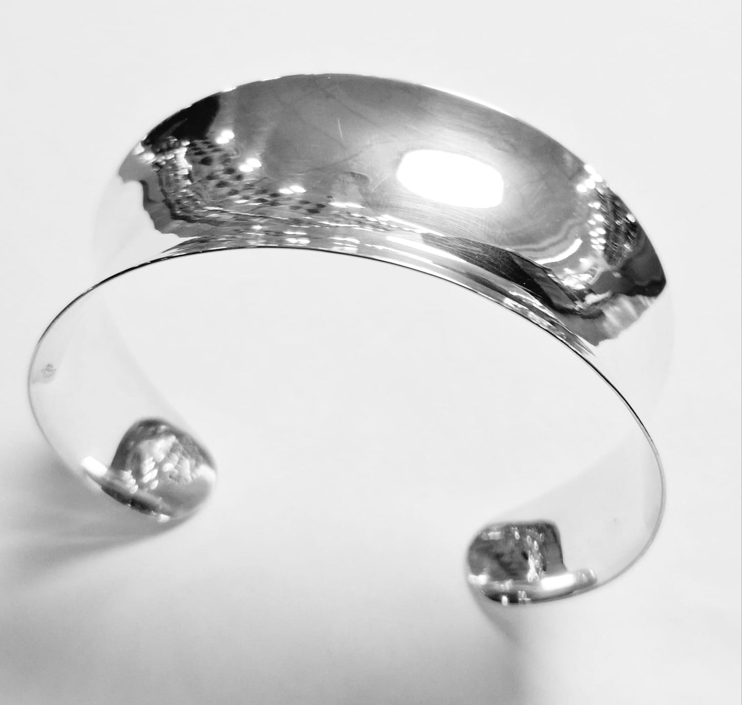 Sello de ley en el interior del brazalete en plata ley 950