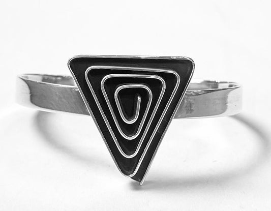 Sello de ley en el interior del brazalete corrugado en plata ley 925