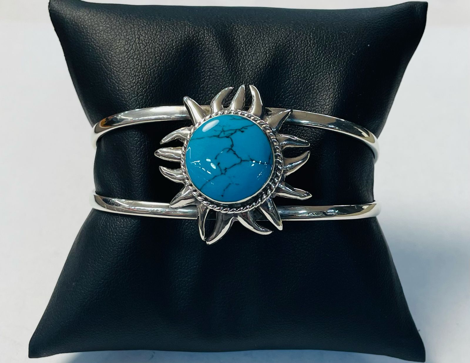 Brazalete con Turquesa en Plata Ley 925, sello de autenticidad Plata Ley .925