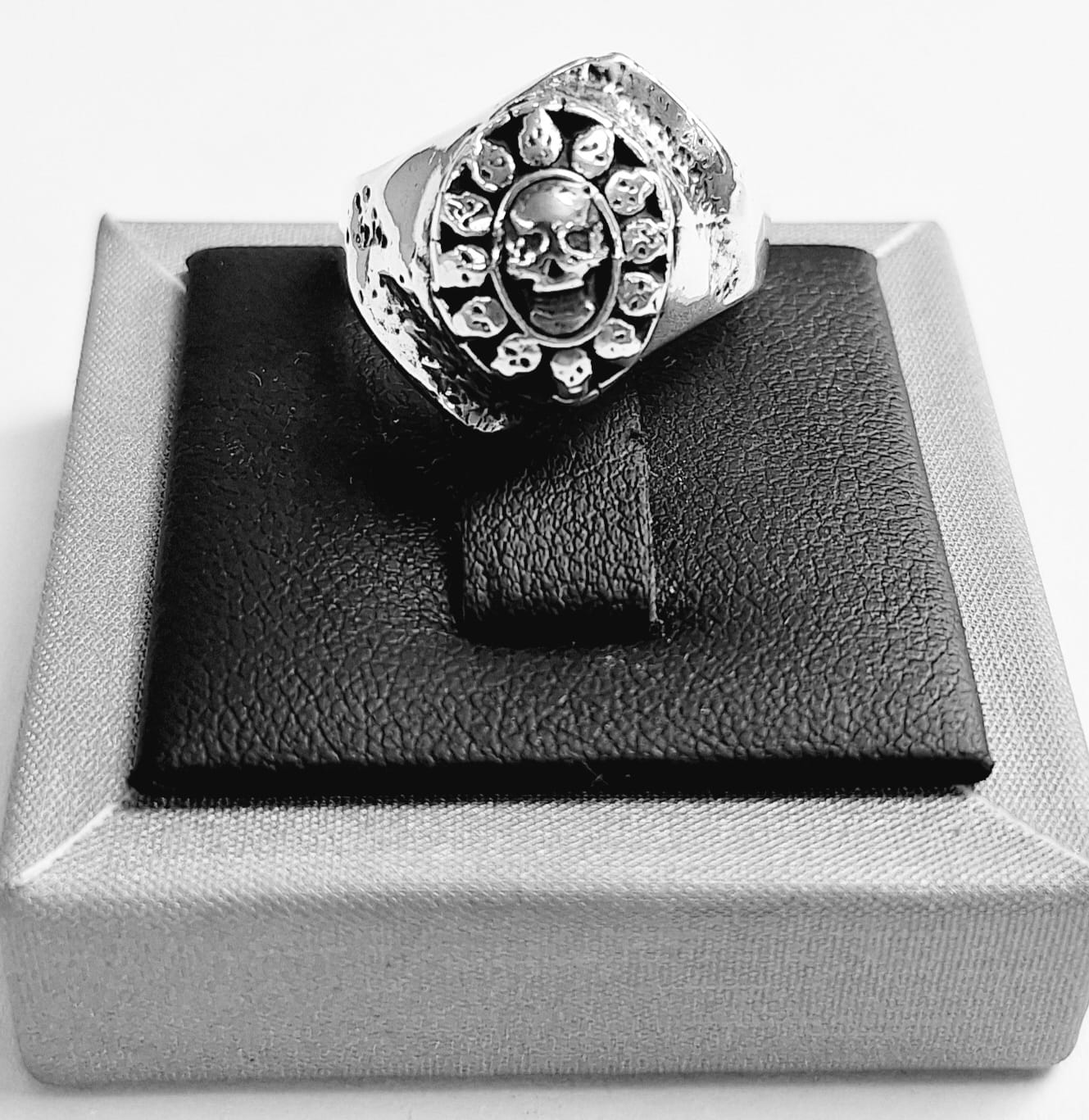 Anillo Craneo Plata Ley 925, sello de autenticidad Plata Ley .925