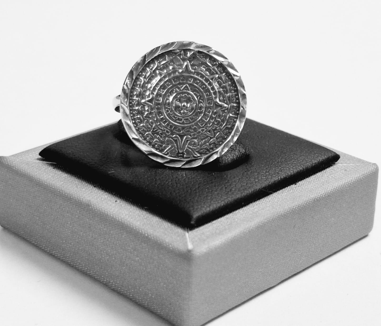 Anillo Calendario Azteca en Plata Ley 925, sello de autenticidad Plata Ley .925