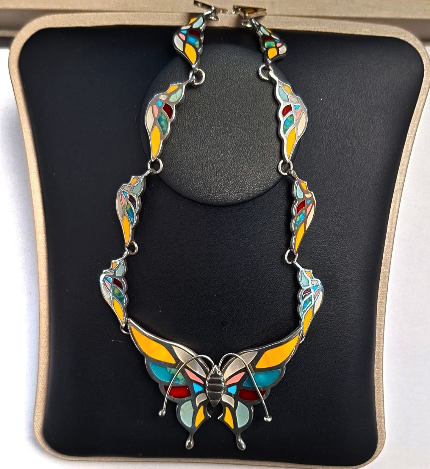 Collar Mariposa con Diferentes Incrustaciones de Piedra en Plata Ley 950, vista frontal
