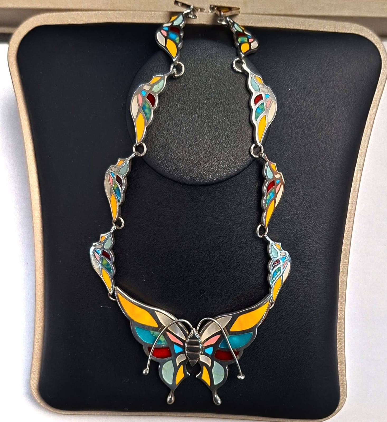 Collar Mariposa con Diferentes Incrustaciones de Piedra en Plata Ley 950, vista frontal