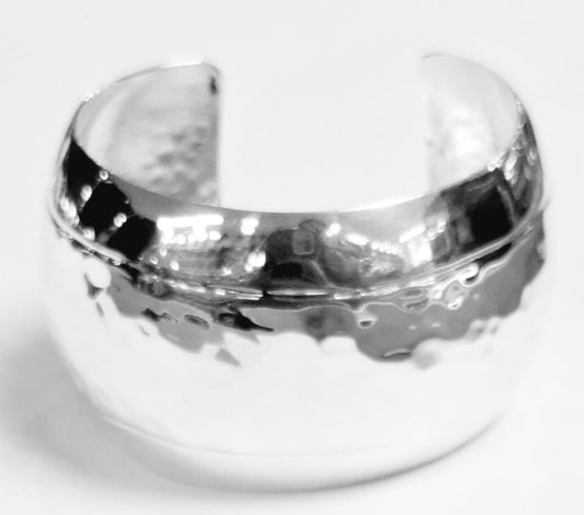 Sello de ley en el interior del brazalete martillado en plata ley 925