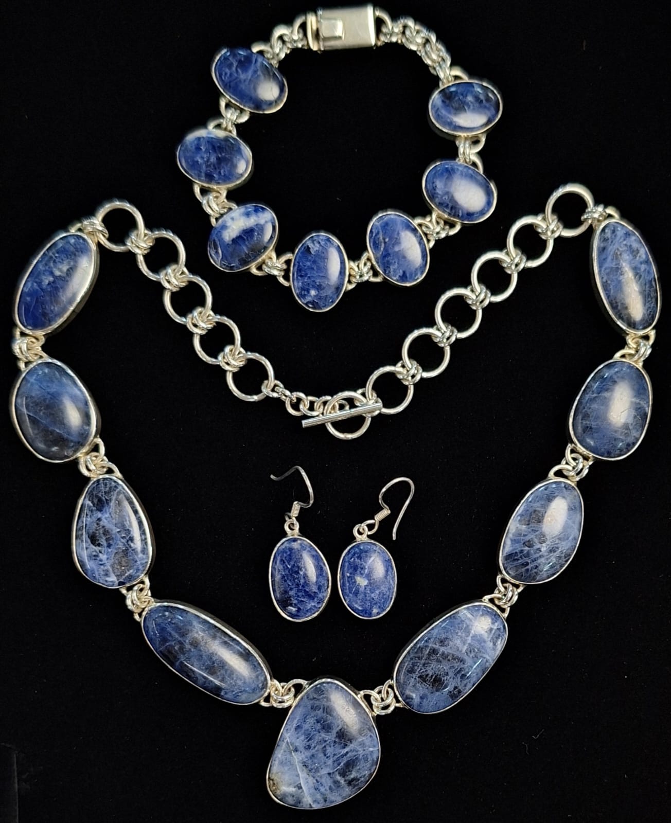 Sello de ley en el interior del set de collar con incrustaciones de sodalita en plata ley 950