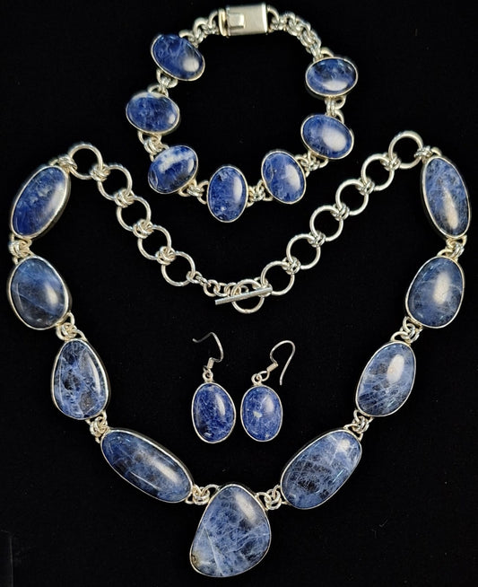 Sello de ley en el interior del set de collar con incrustaciones de sodalita en plata ley 950