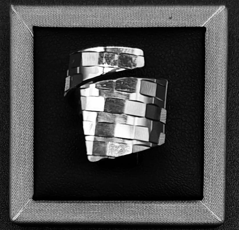 Sello de ley en el interior del anillo diamanta plata ley 925