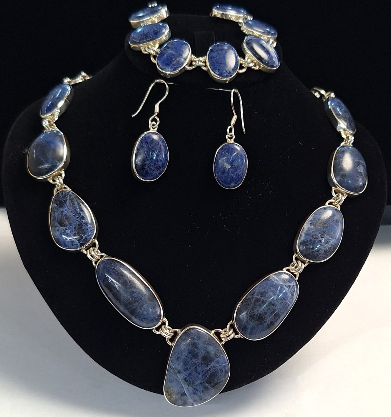 Set de Collar con Incrustaciones de Sodalita en Plata Ley 950, sello de autenticidad Plata Ley .925