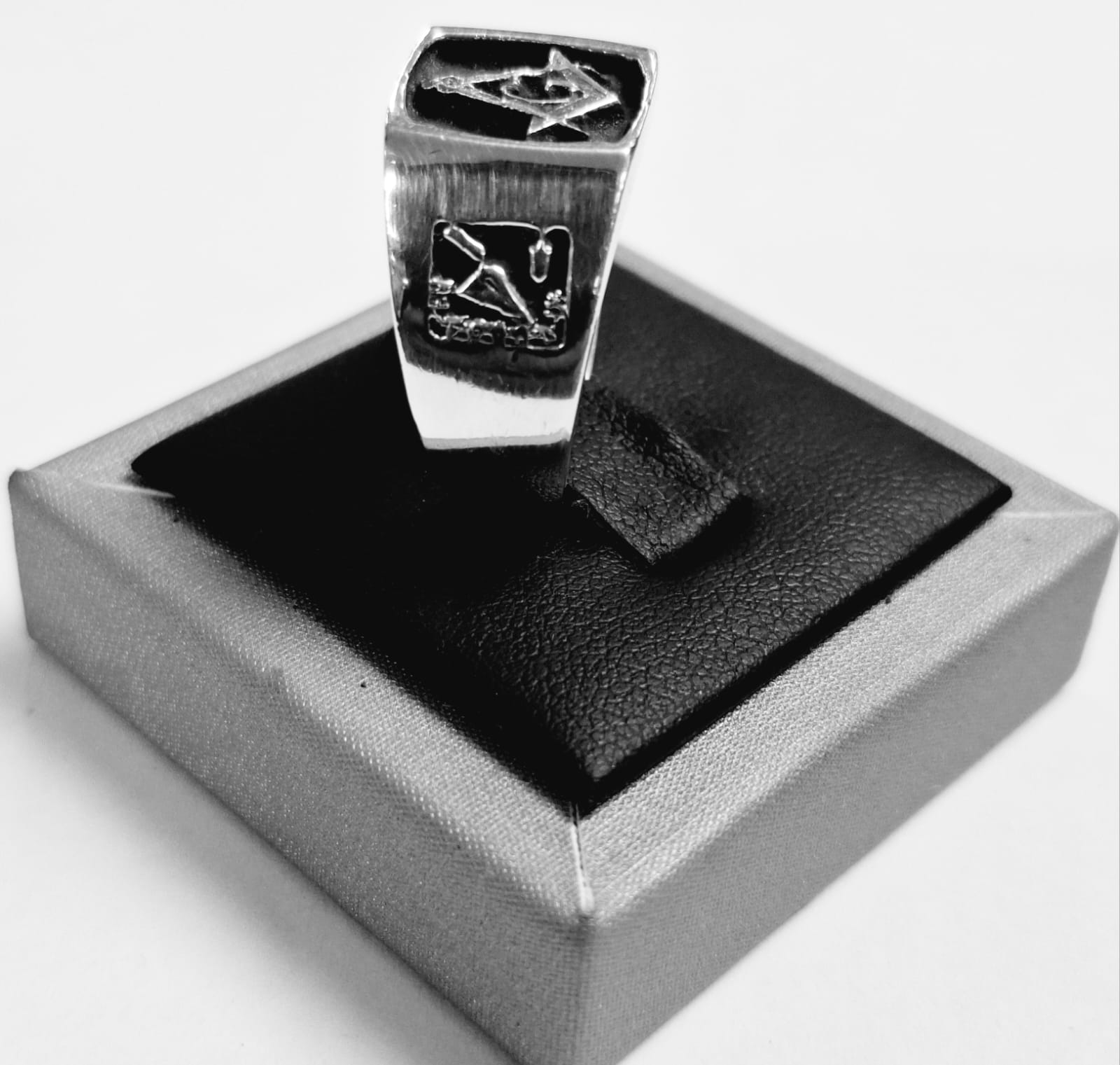 Anillo Masónico en Plata Ley 950, vista frontal