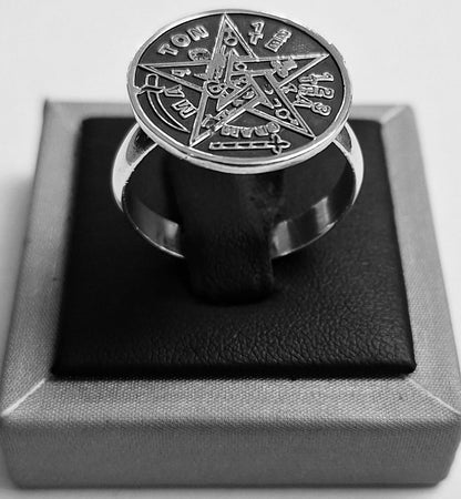 Sello de ley en el interior del anillo tetragramaton en plata ley 925