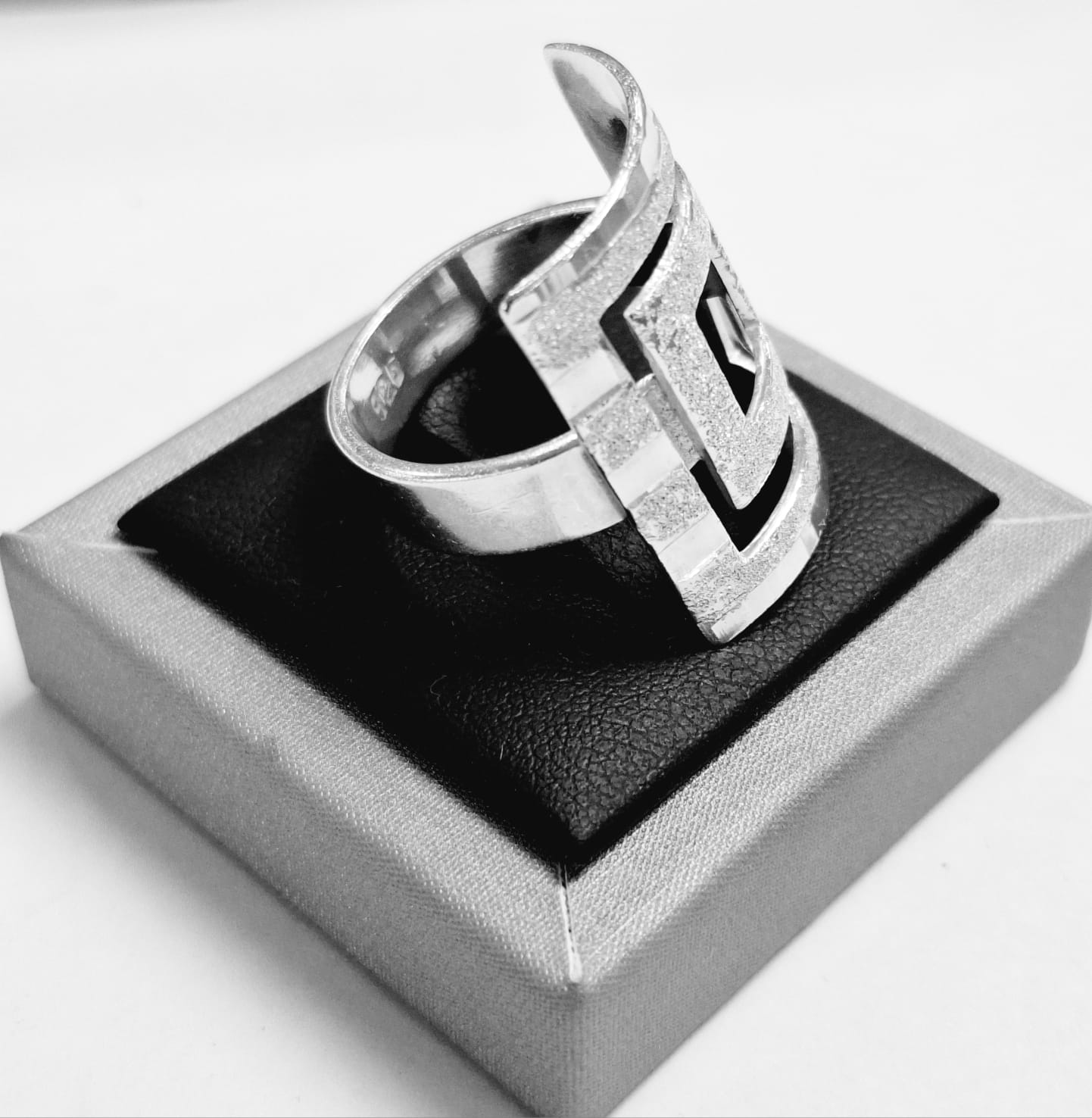 Anillo Diamantada Plata Ley 925, sello de autenticidad Plata Ley .925