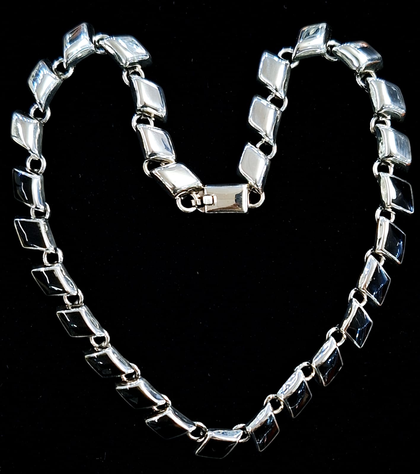 Sello de ley en el interior del collar con incrustaciones de obsidiana en plata ley 925