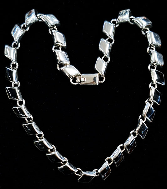 Sello de ley en el interior del collar con incrustaciones de obsidiana en plata ley 925