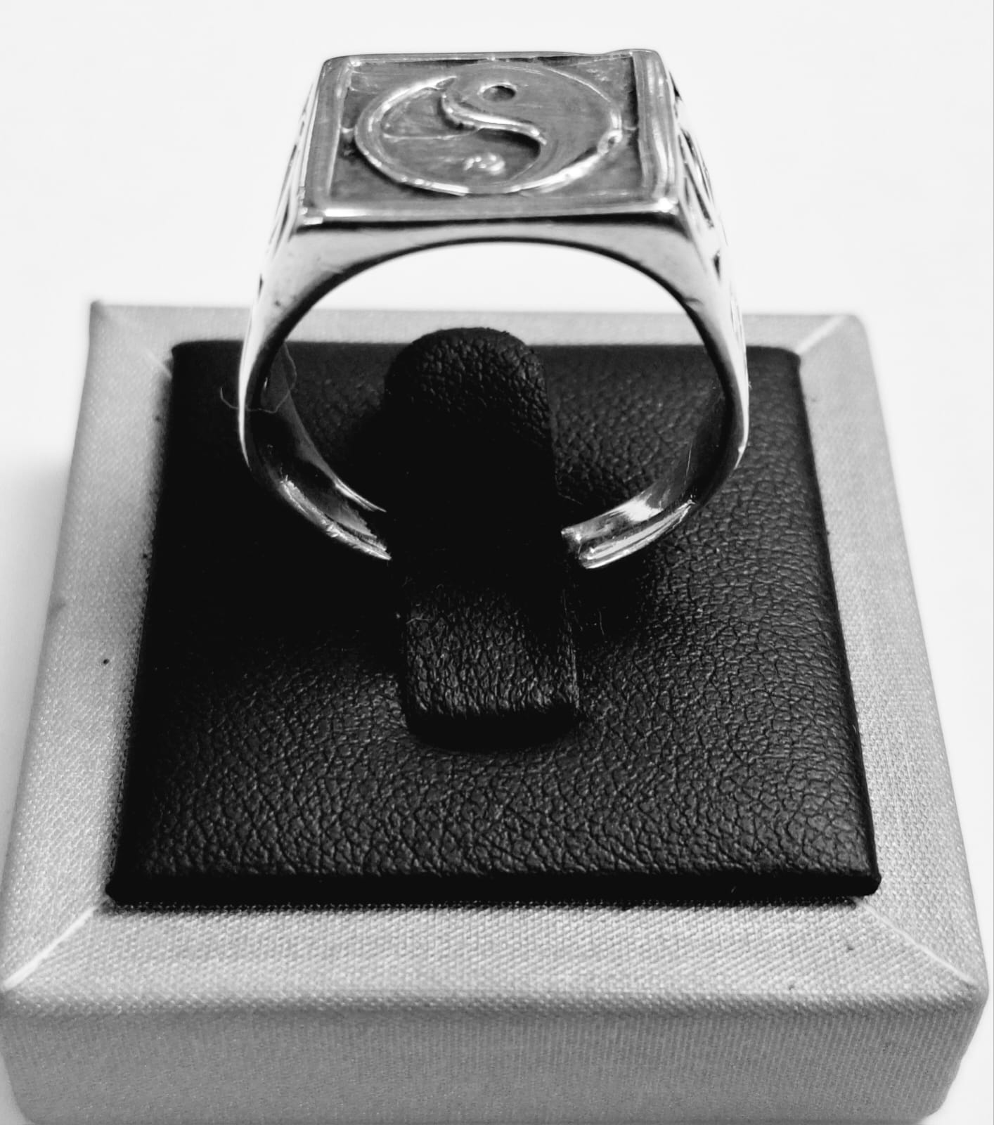Sello de ley en el interior del anillo gotico vintage en plata ley 925