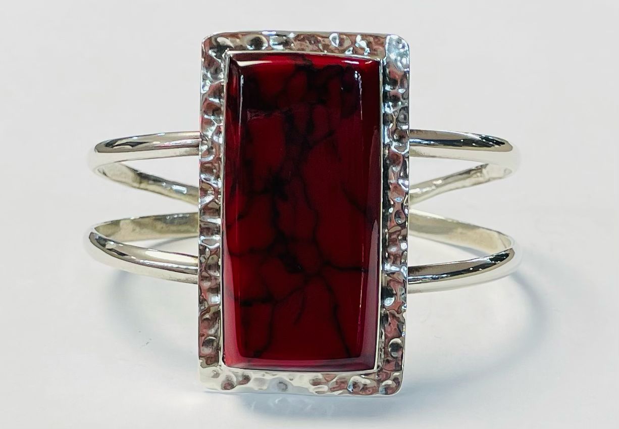 Sello de ley en el interior del brazalete en plata ley 925 con coral