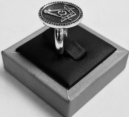 Anillo Emblema Masónico en Plata Ley 950, vista frontal