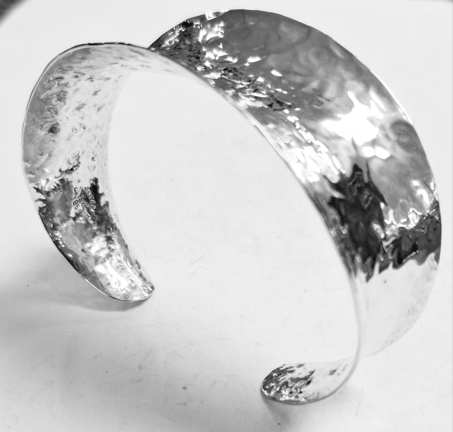 Brazalete Martillado en Plata Ley 950, vista frontal