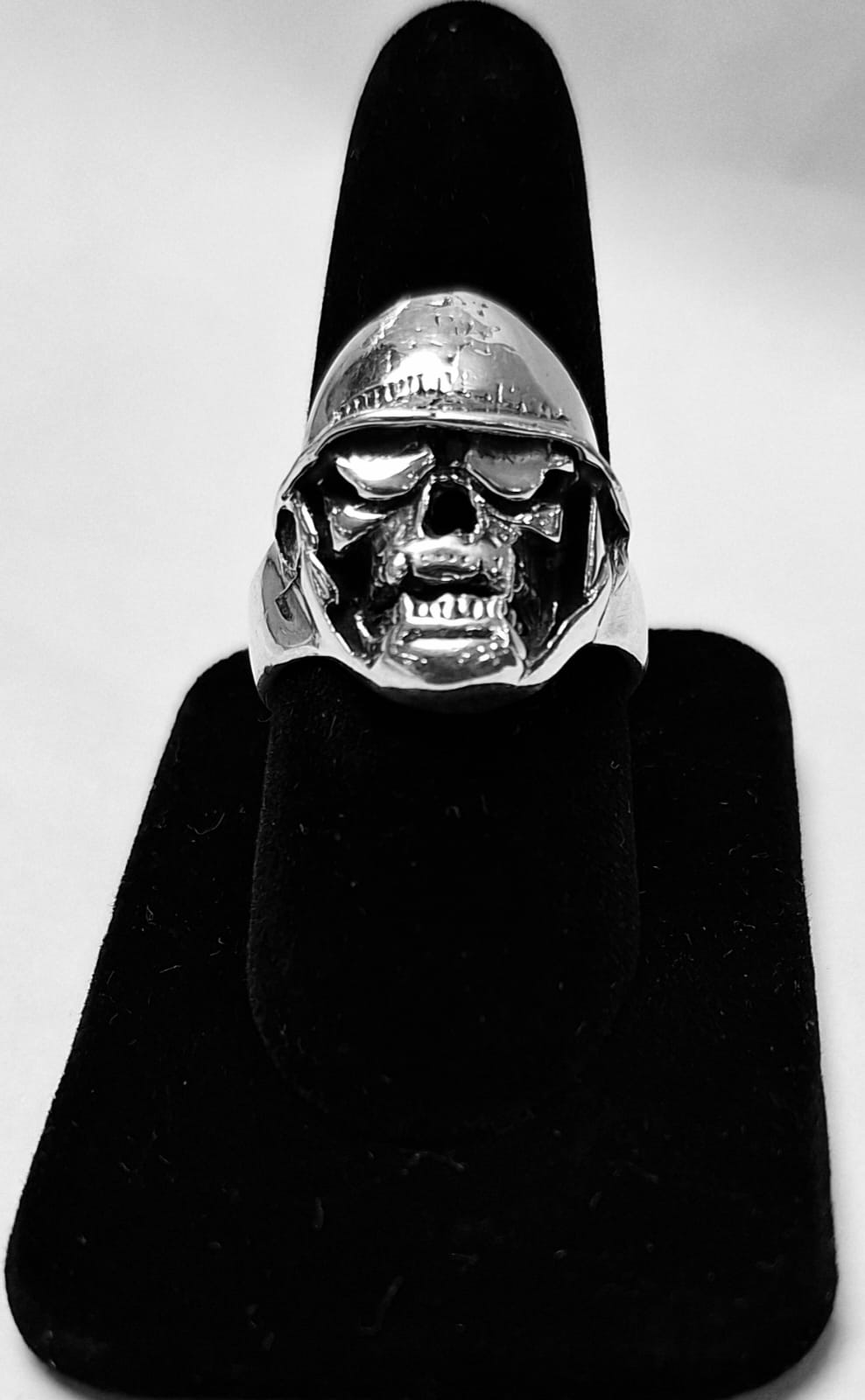 Sello de ley en el interior del anillo calavera en plata ley 925