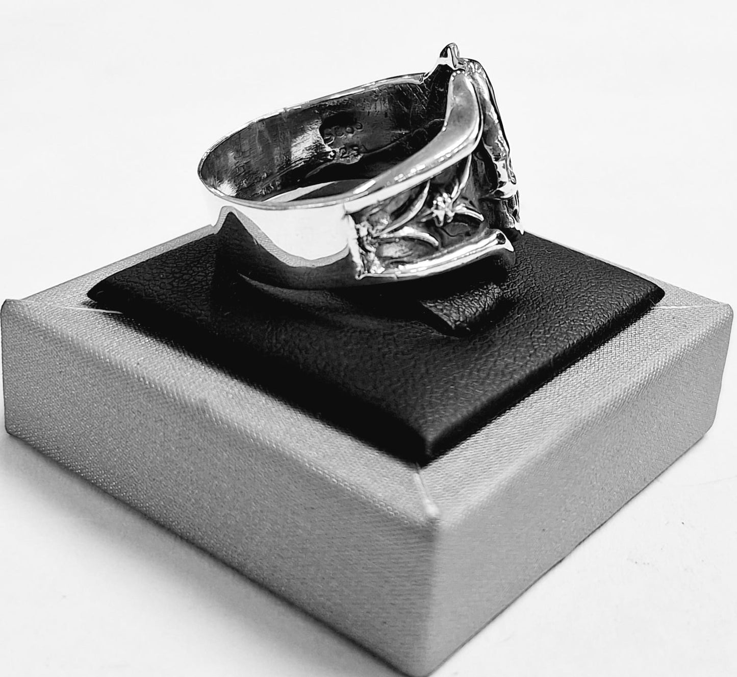 Anillo Calavera en Plata Ley 925, sello de autenticidad Plata Ley .925