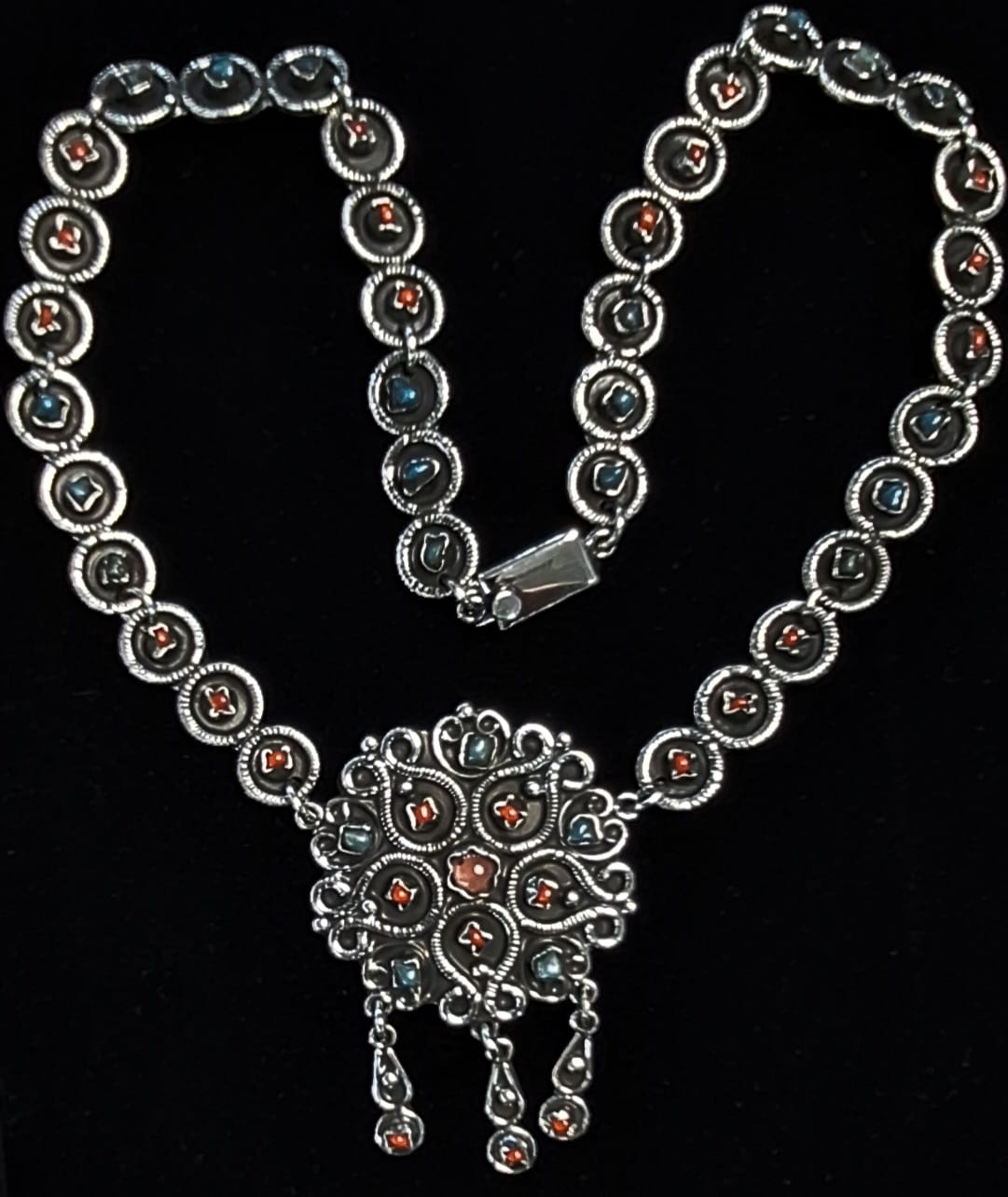 Sello de ley en el interior del collar vintage con incrustaciones de piedras en plata ley 925