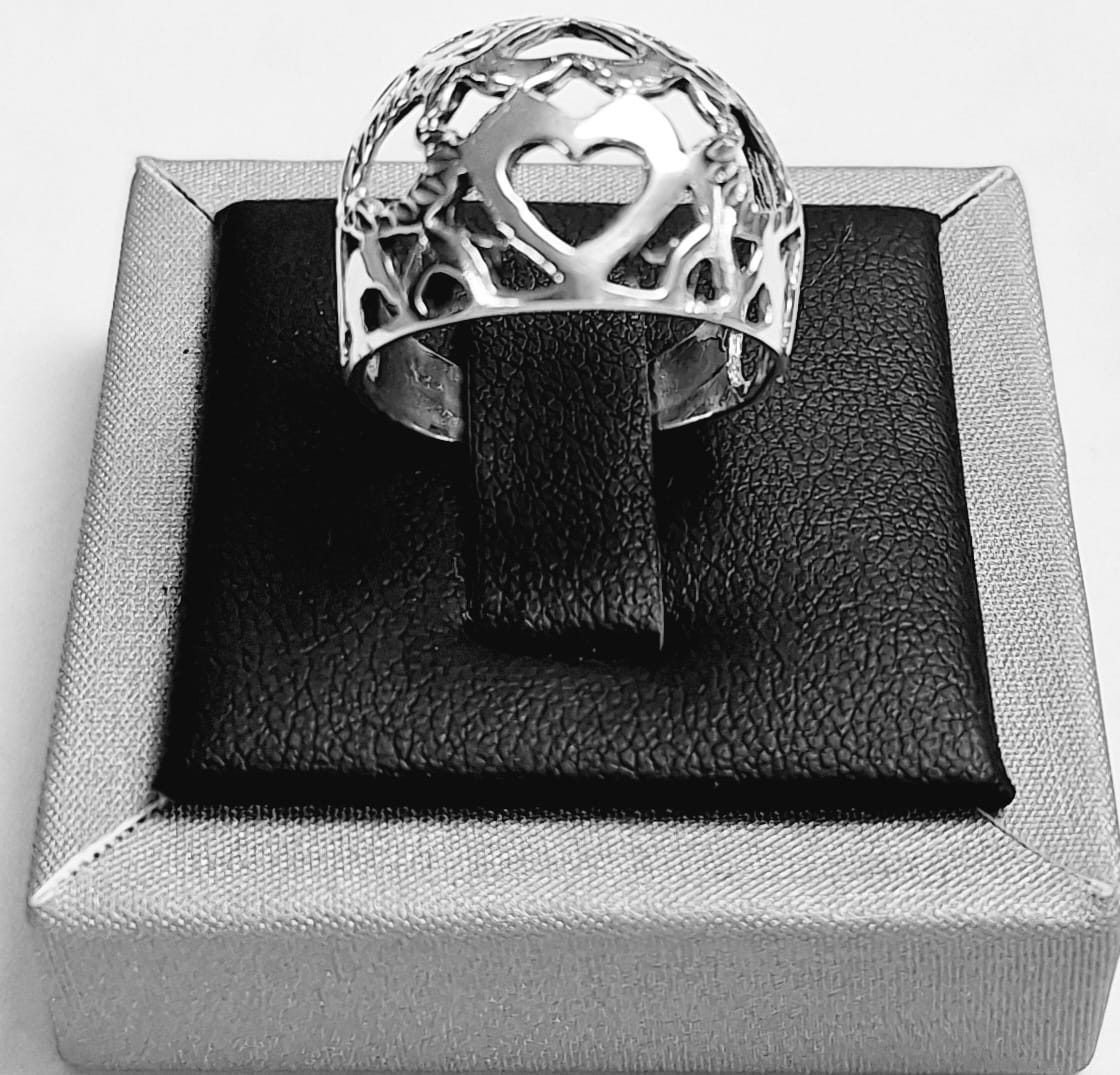 Sello de ley en el interior del anillo calado de corazones en plata ley 925