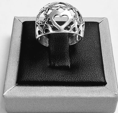 Sello de ley en el interior del anillo calado de corazones en plata ley 925