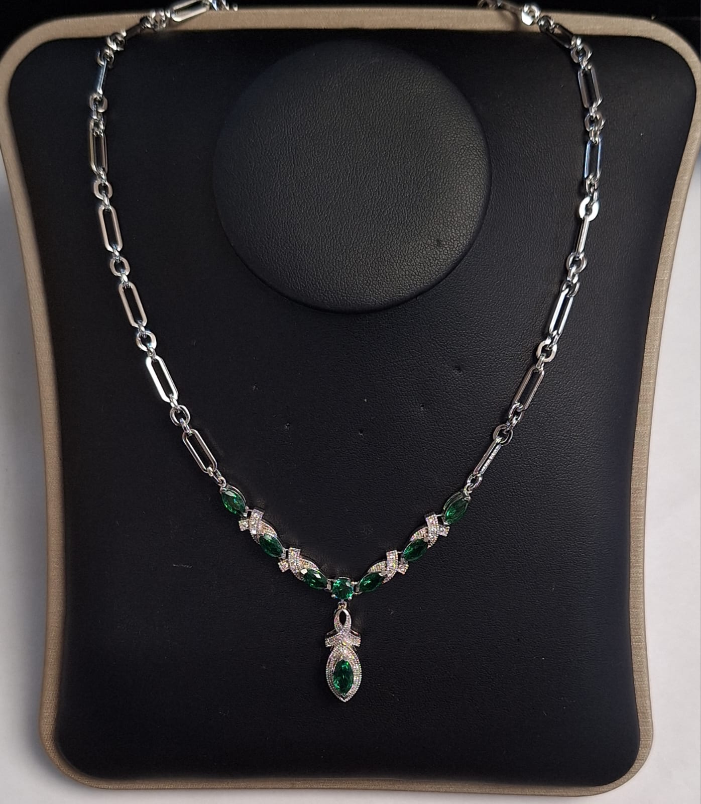 Collar con Incrustaciones de Esmeralda en Plata Ley 925, sello de autenticidad Plata Ley .925