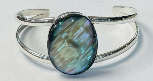 Sello de ley en el interior del brazalete con concha de abulon en plata ley 925