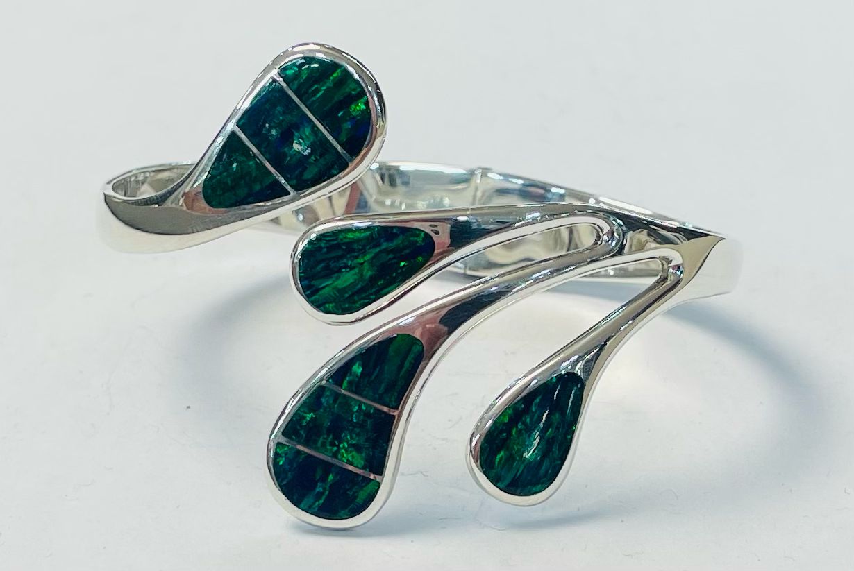 Sello de ley en el interior del brazalete con opalo en plata 950