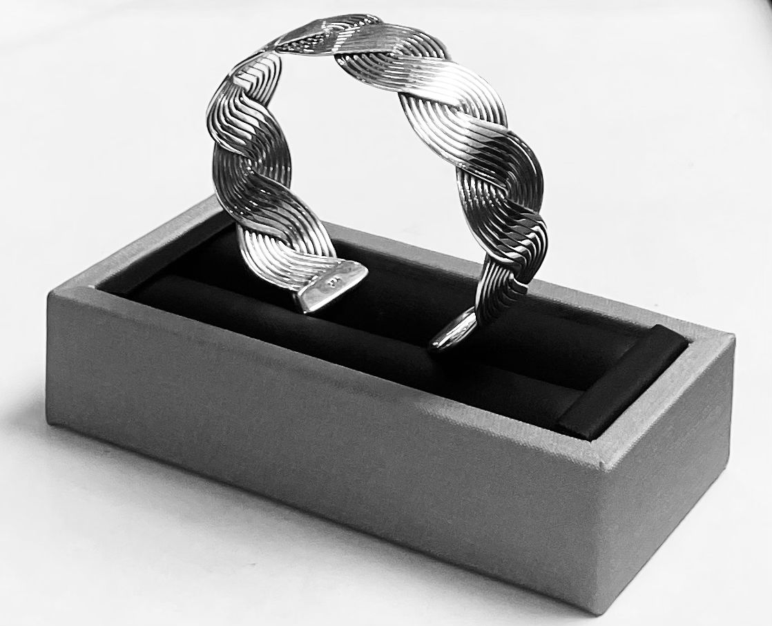 Sello de ley en el interior del brazalete tejido en plata ley 925